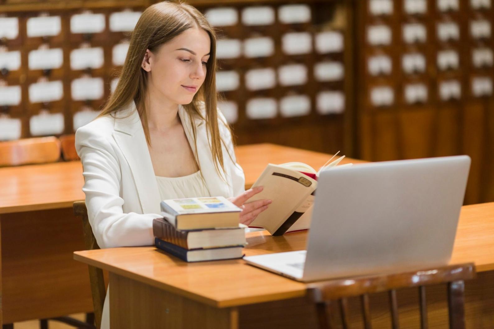 Espacio de trabajo profesional con análisis financiero