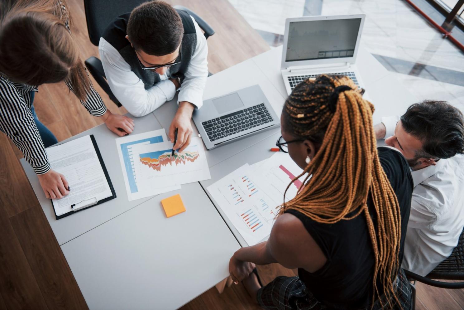 Equipo revisando estrategia financiera